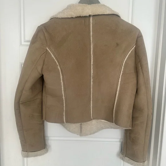 Cropped beige faux suede and shearling jacket - Picture 3 of 3